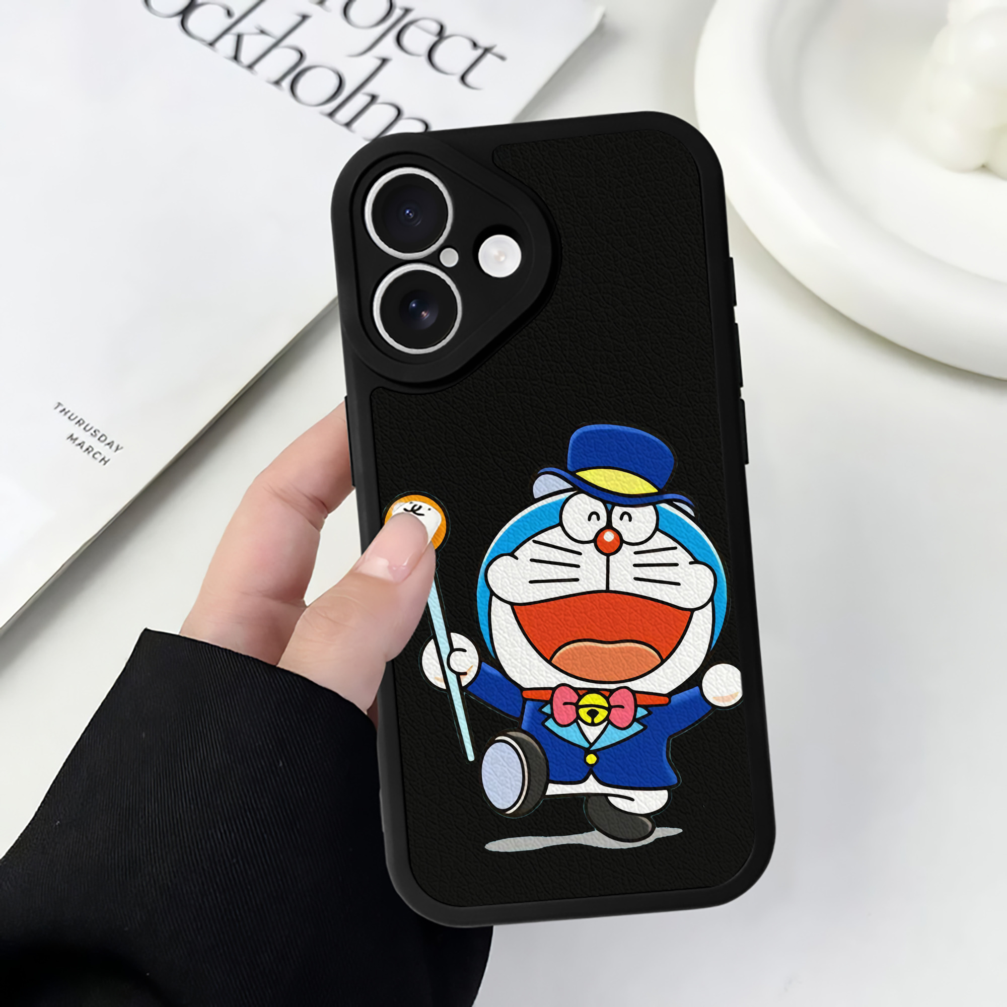 （画像用） ドラえもん Doraemon 【iPhone 16シリーズ対応】シリコンスマホケース（レザー調） 材質：シリコン